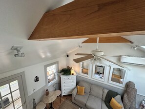 TV, livros, aparelho de som