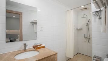 Ducha, artículos de tocador gratuitos, secador de pelo, toallas