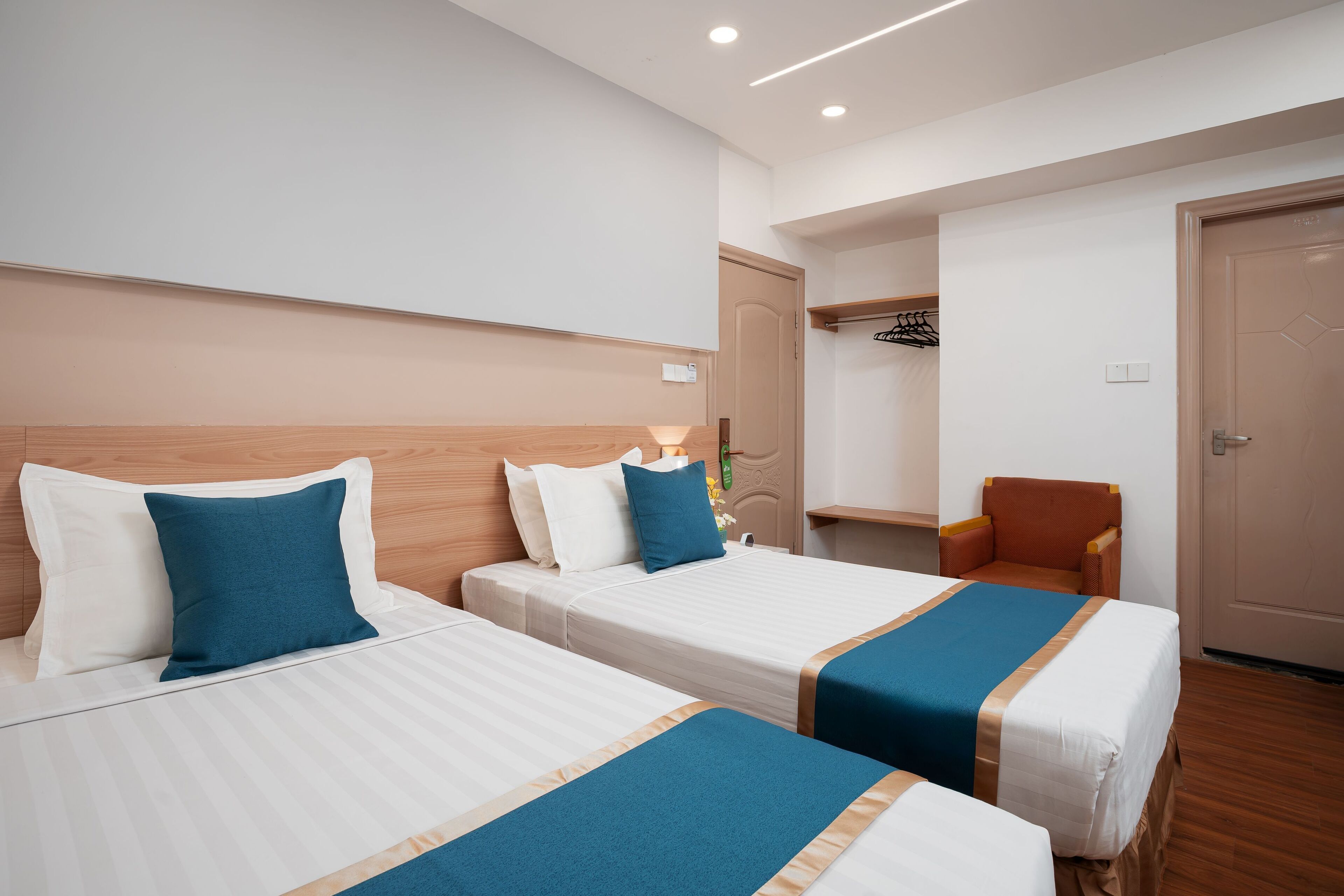 Chambre Deluxe avec lits jumeaux | Décoration personnalisée, ameublement personnalisé, bureau