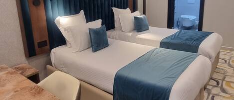 Una habitación de hotel con cama, escritorio y puerta al baño.