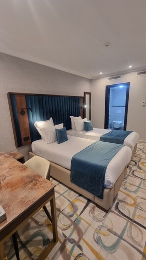 Classic-Zweibettzimmer | Badezimmer | Hausschuhe