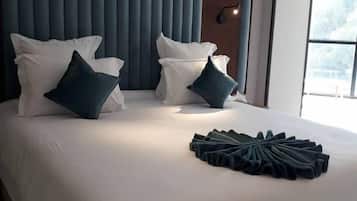 Suíte superluxo, vista para a baía | Ferros/tábuas de passar roupa, Wi-Fi de cortesia