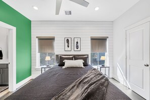 4 bedrooms, desk, iron/ironing board, travel cot - Walk to Food & Fun: Top Floor Patio near Stadiums (Houston)