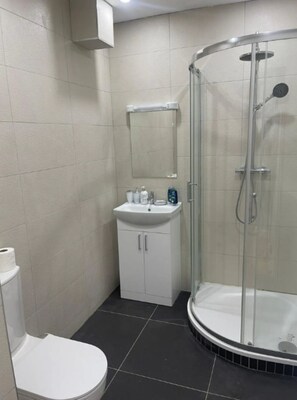 Haartrockner, Handtücher, Seife, Toilettenpapier