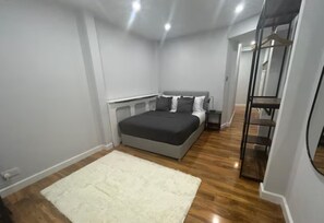 2 bedrooms, iron/ironing board, WiFi, bed sheets - Contemporary Central Basement Private Apartment (London)