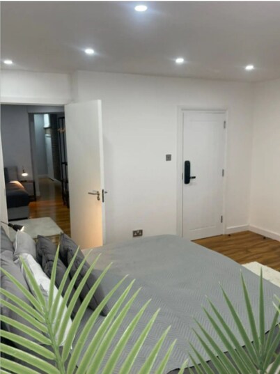 Contemporary Central Basement Private Apartment