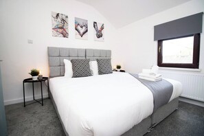 Een strijkplank/strijkijzer, wifi, beddengoed