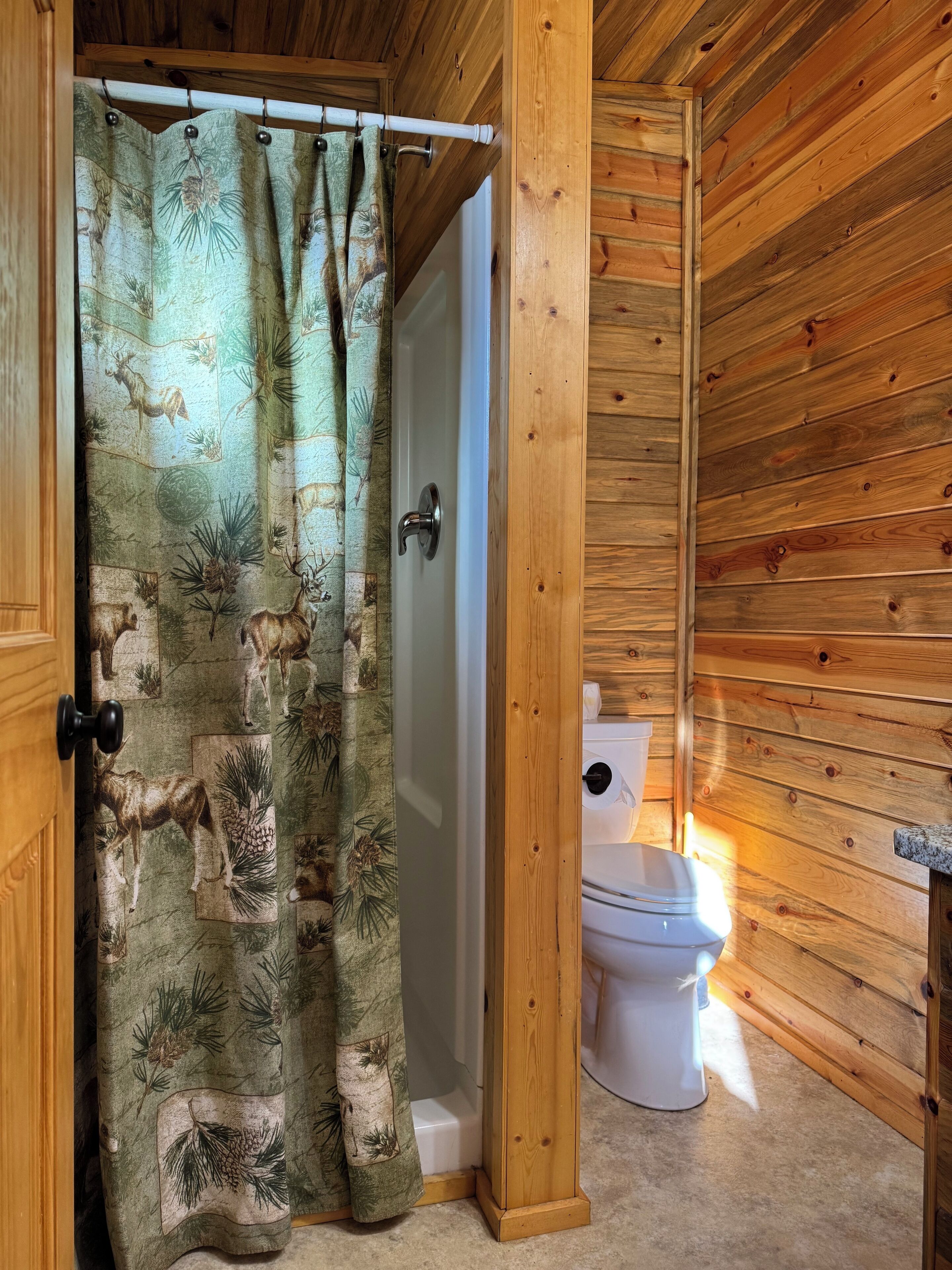 Douche, serviettes fournies, savon, papier de toilette