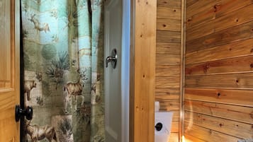 Douche, serviettes fournies, savon, papier de toilette