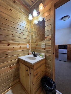 Regadera, toallas, jabón, papel de baño 