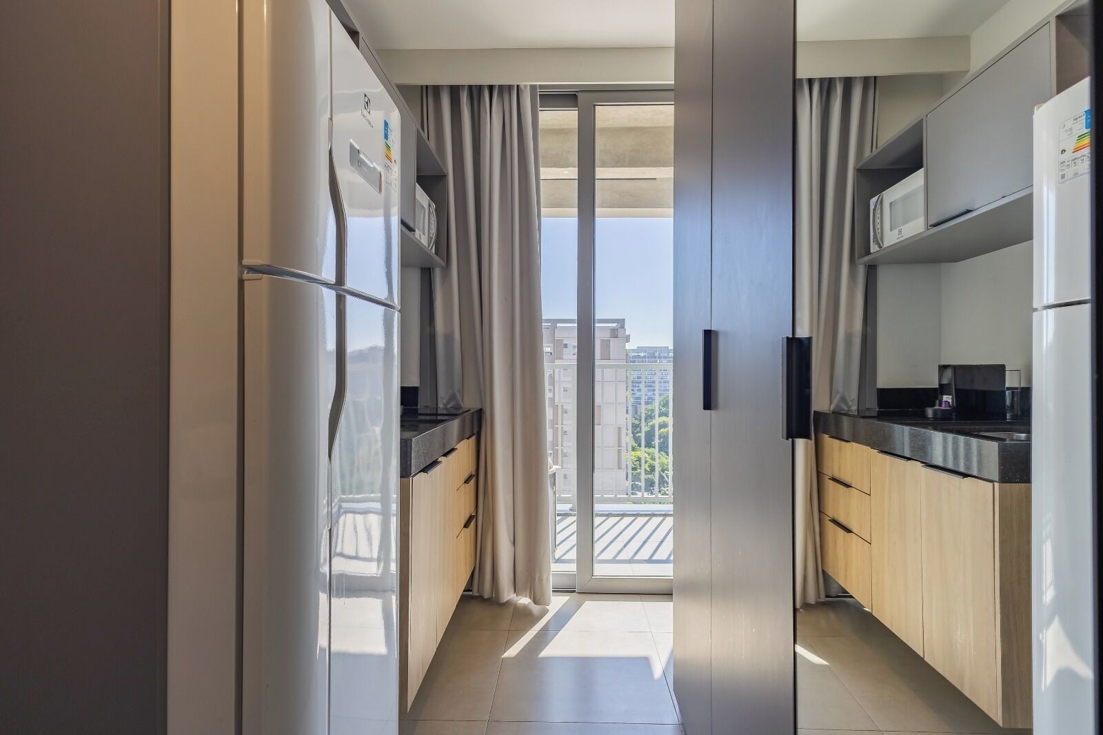 Apartamento urbano, 1 cama de casal, sacada, vista para a cidade | Área de estar | TV 60 polegadas com canais digitais, Netflix, serviços de streaming