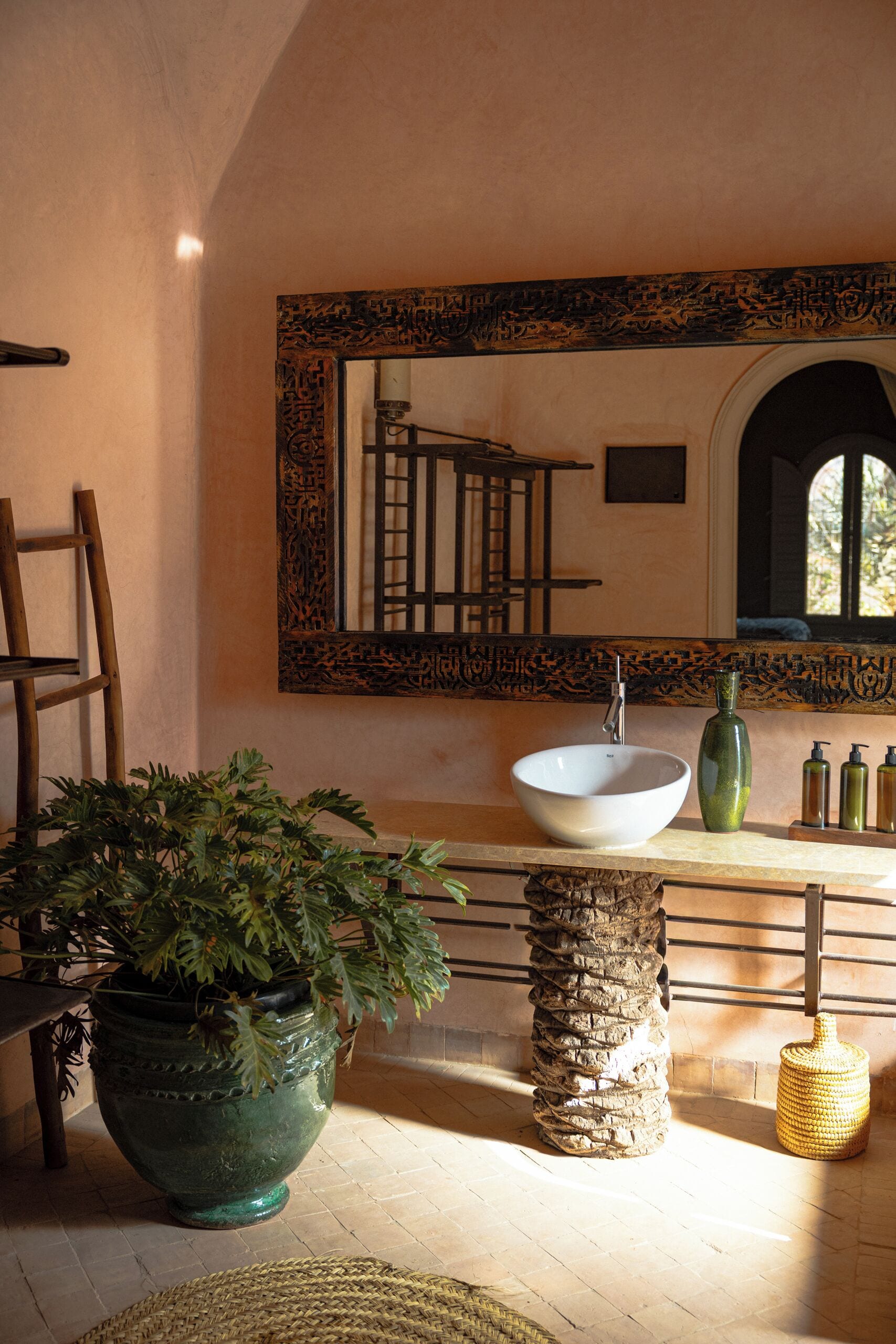 デラックス トリプルルーム | バスルーム | バスアメニティ (無料)、ヘアドライヤー、スリッパ、タオル