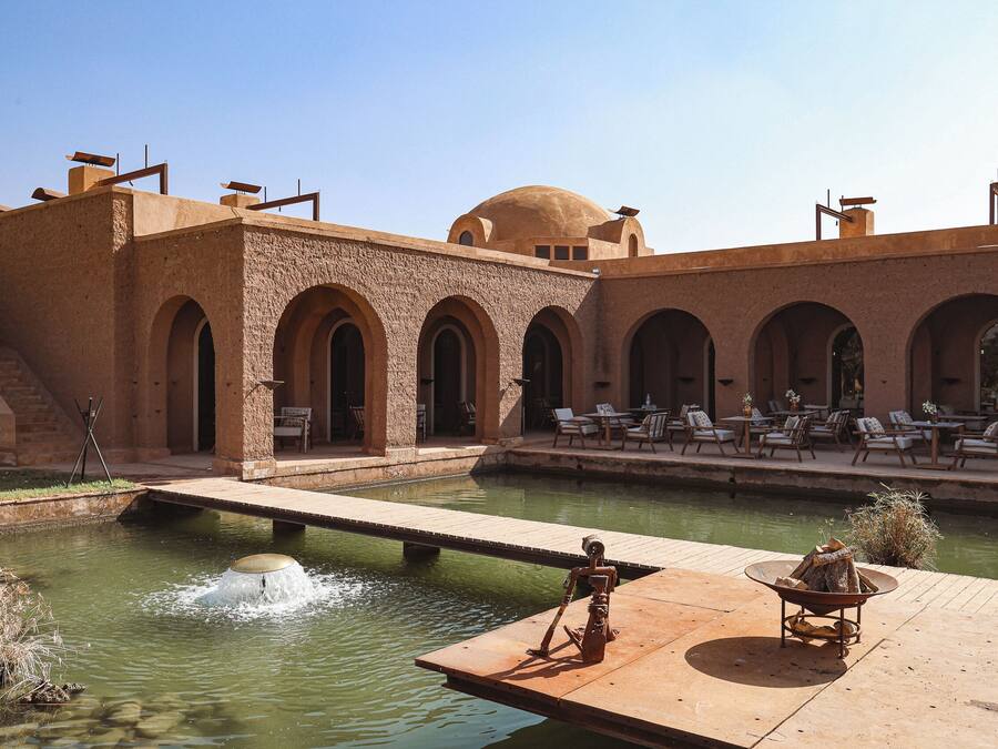 2 restaurantes, se sirve desayuno