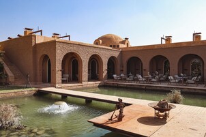 2 restaurants, breakfast served