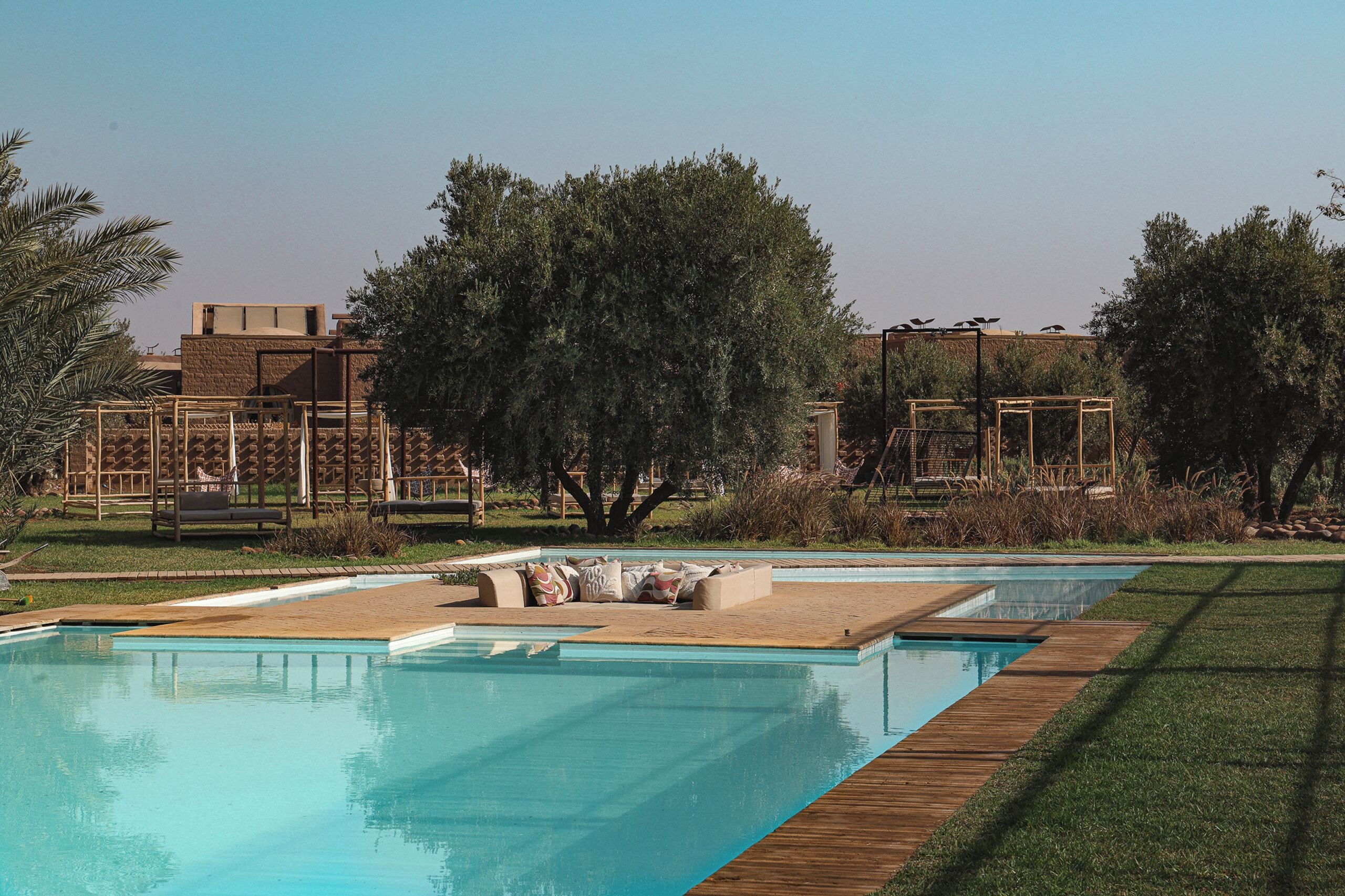 2 buitenzwembaden, open van 10.00 uur tot 19.00 uur, en ligstoelen