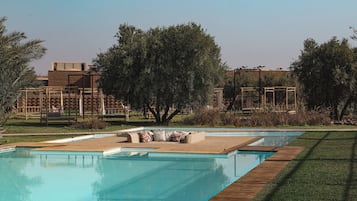 2 buitenzwembaden, open van 10.00 uur tot 19.00 uur, en ligstoelen