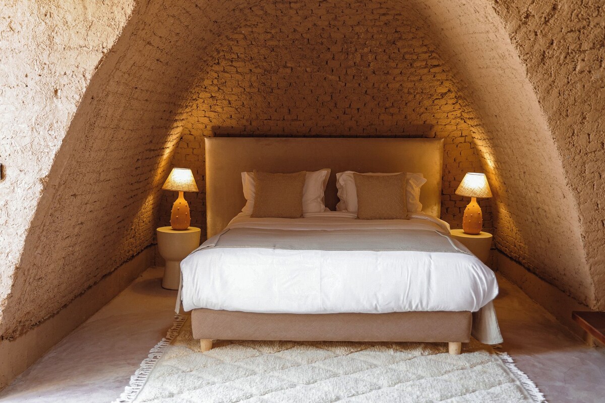 Traditional Double Room | Minibar, in-room safe, desk, laptop workspace