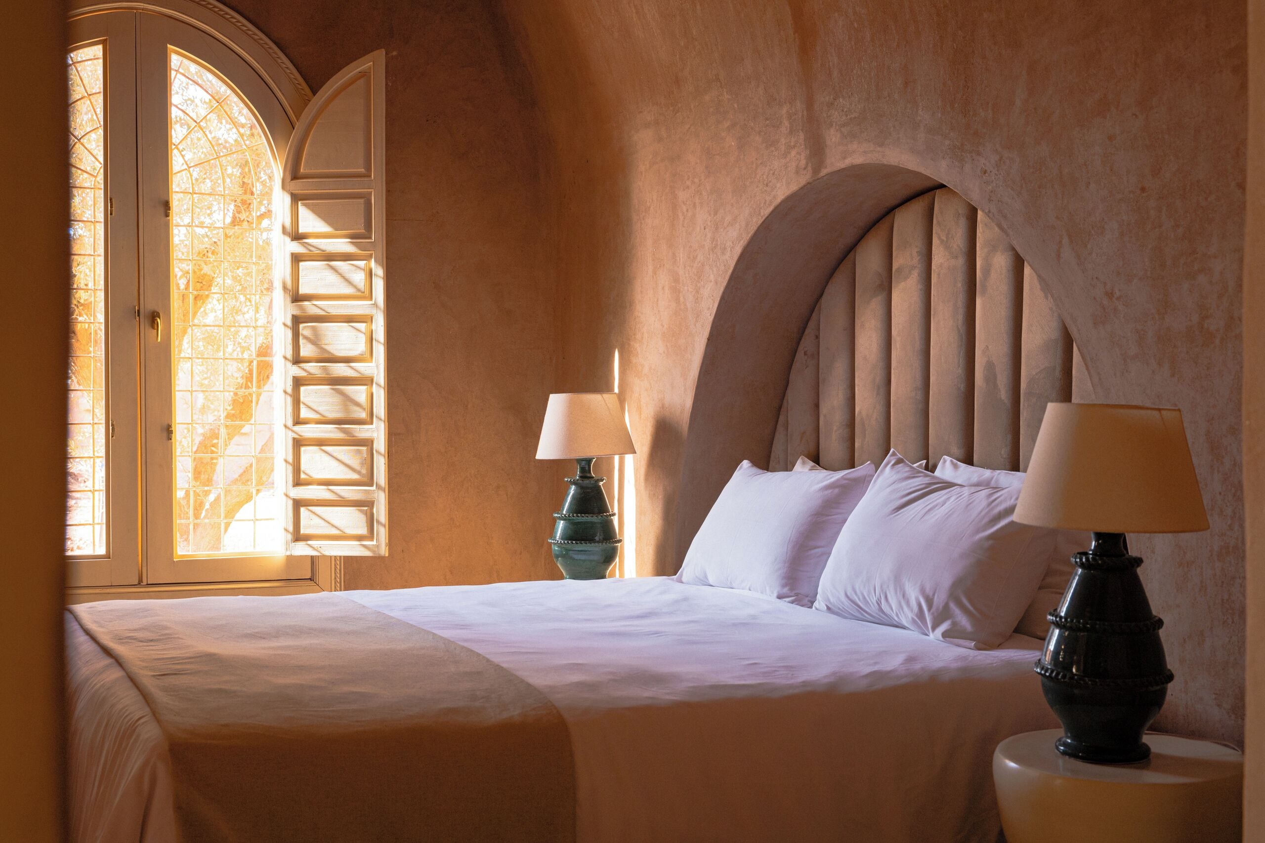 Familiesuite, 2 soverom, hageutsikt | Safe på rommet, skrivebord og skrivebord for bærbar PC