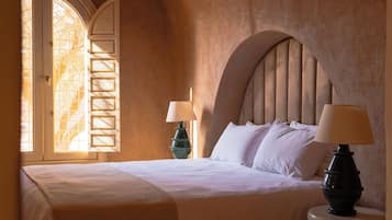 Familiesuite, 2 soverom, hageutsikt | Safe på rommet, skrivebord og skrivebord for bærbar PC