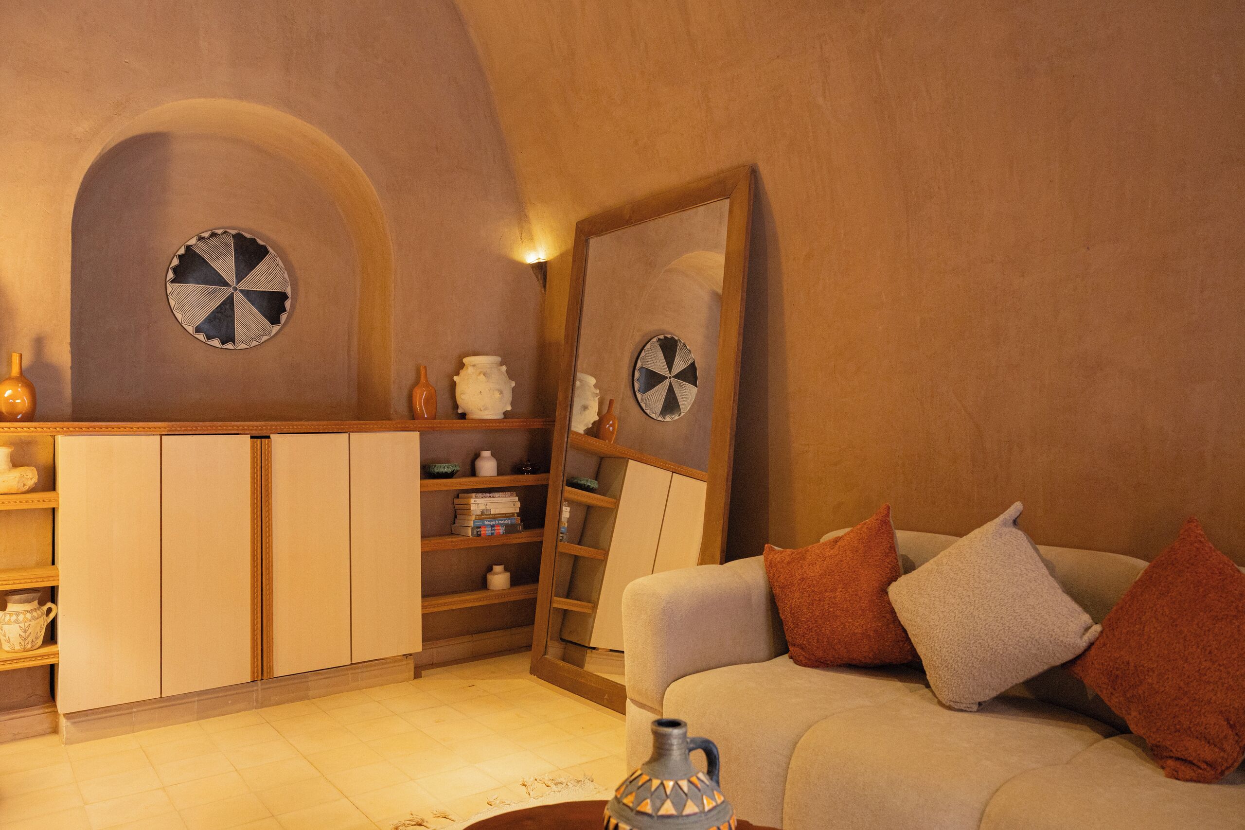 Una sala acogedora con un sofá, una mesa de centro y una estantería.
