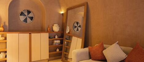 Una sala acogedora con un sofá, una mesa de centro y una estantería.
