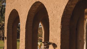 2 restaurants, breakfast served