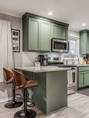 Mikrovågsugn, ugn, spishäll och diskmaskin