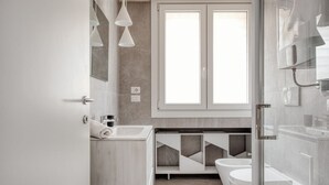 A modern bathroom with a shower, toilet, and sink. - Hostmate - Milan - Imperia's Serenity - Romolo (Milan)