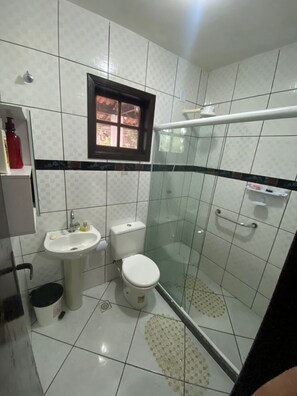 Dusj, bidé, håndklær og såpe