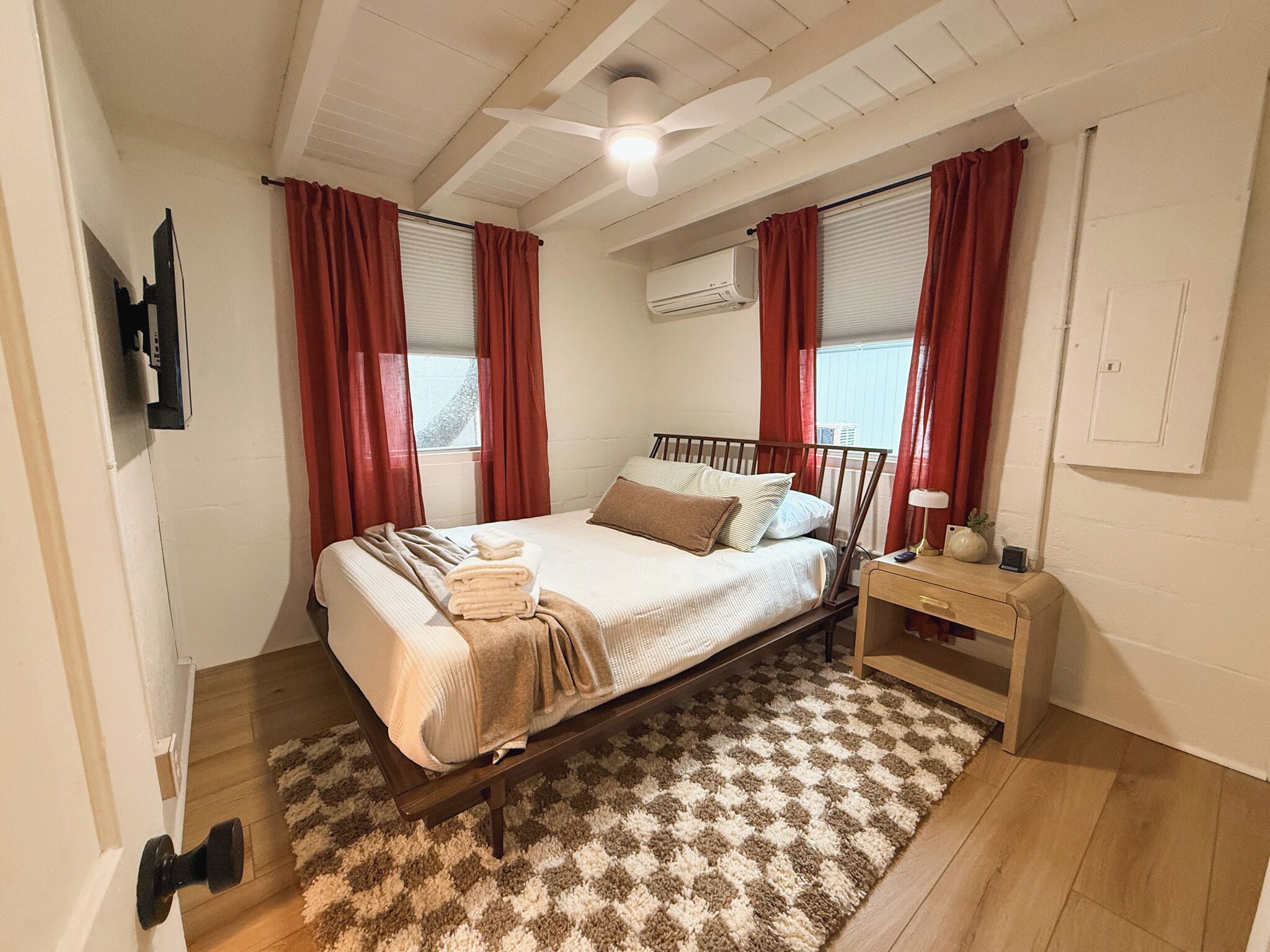 Iron/ironing board, WiFi, bed sheets