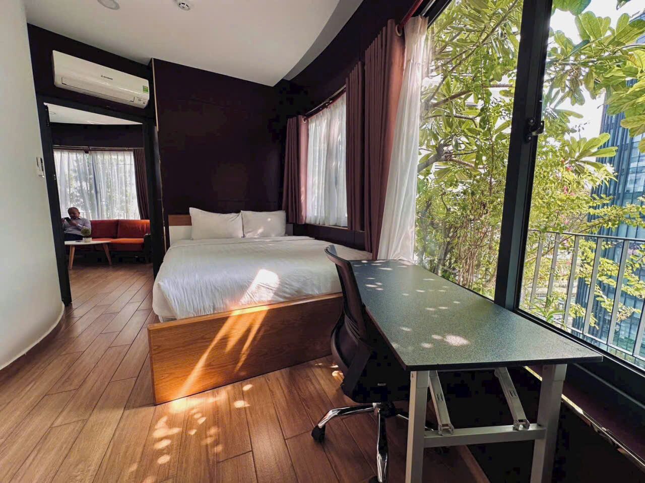 Desk, laptop workspace, free WiFi