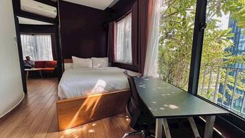 Desk, laptop workspace, free WiFi