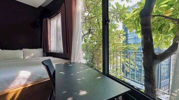 Escritorio, espacio para trabajar con un portátil, wifi gratis