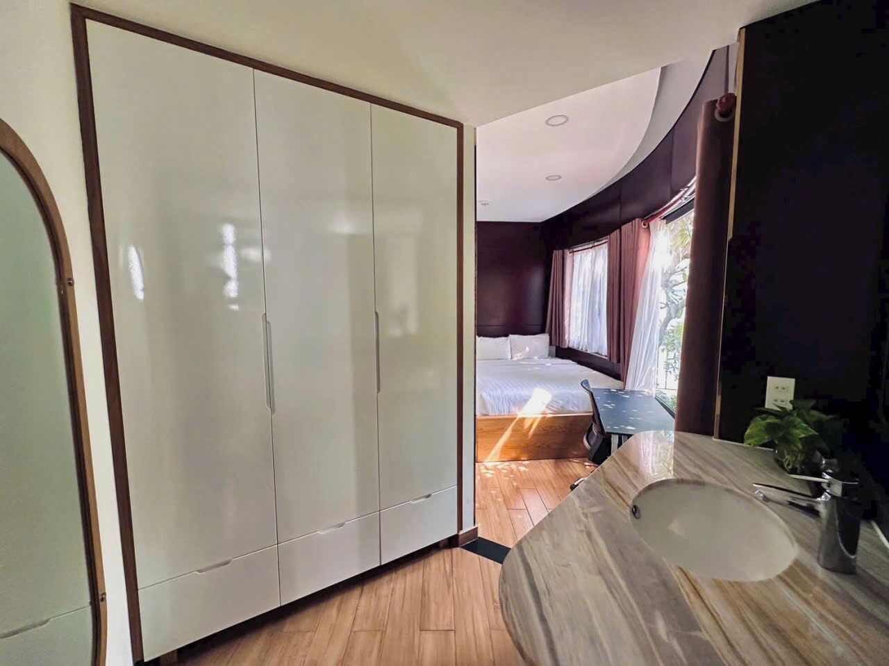 Desk, laptop workspace, free WiFi