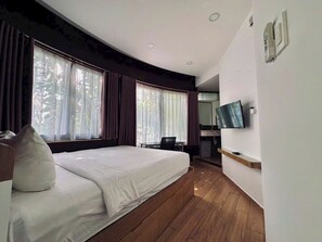 Desk, laptop workspace, free WiFi - Metropole Cityview Apartment (Ho Chi Minh City)