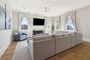 Smart-TV, Kamin, Arbeitsbereiche