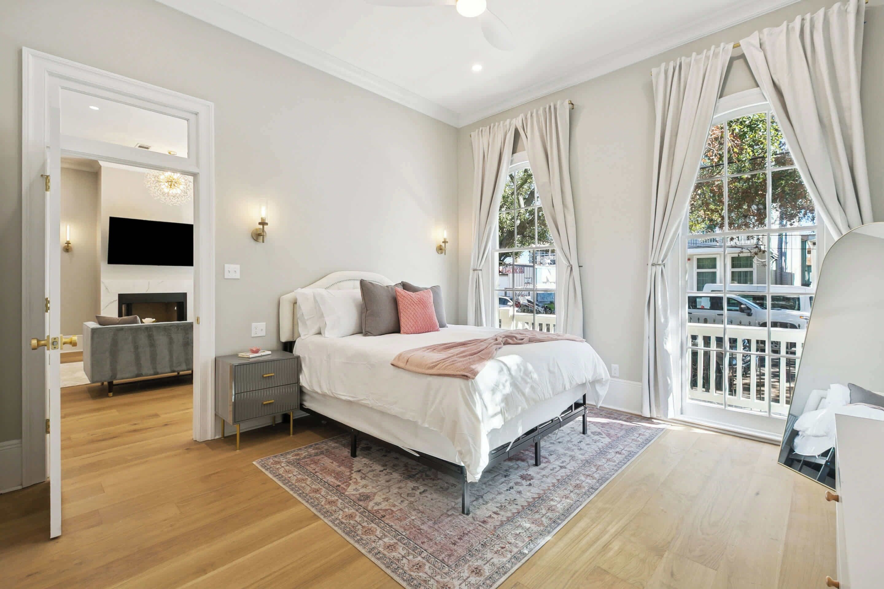 5 chambres, bureau, fer et planche à repasser, lit parapluie