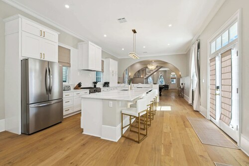 Luxury Estate w/ Private Pool, Spa & Gated Parking