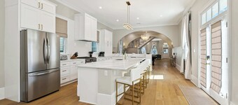 Luxury Estate w/ Private Pool, Spa & Gated Parking