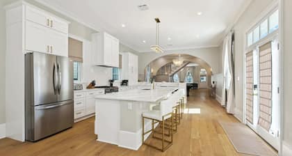 Luxury Estate w/ Private Pool, Spa & Gated Parking