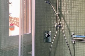 Dusche, Haartrockner, Bidet, Handtücher