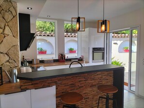 Fridge, microwave, oven, stovetop - 4BR Hillside Villa • Infinity Pool, Spa & Views • Near Cannes (Montauroux)