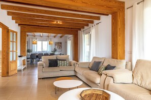 Smart TV, ping pong - Spacious villa for 10 with private pool, 15 min walk to the beach! (POLLENSA)
