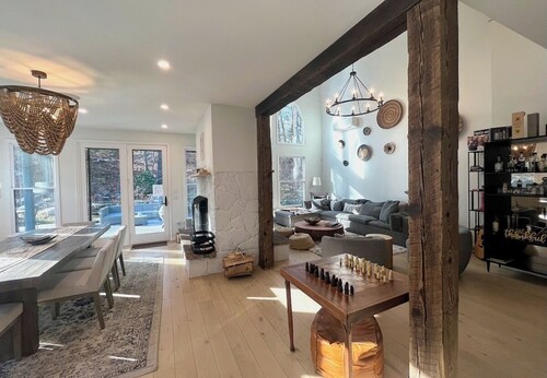 Hot tub, Sauna, Game Room, Fireplaces + Heated Pool in Summer!