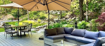 Hot tub, Sauna, Game Room, Fireplaces + Heated Pool in Summer!