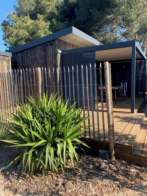 Outdoor dining - 4-person cottage (Agde)