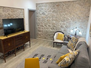 Living area - Quaint basement apartment in historic Palermo's high-end shopping & dining area (Palermo)