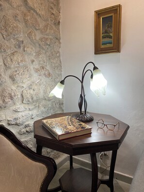 Interior - Quaint basement apartment in historic Palermo's high-end shopping & dining area (Palermo)