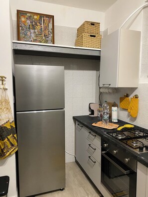 Oven, stovetop - Quaint basement apartment in historic Palermo's high-end shopping & dining area (Palermo)