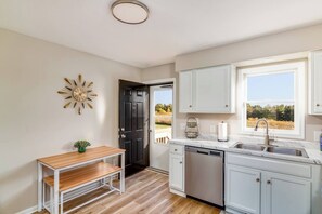 Kylskåp, mikrovågsugn, ugn och spishäll